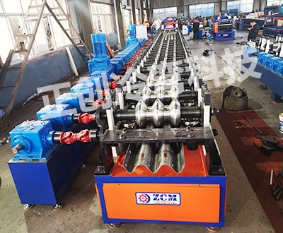 三波護欄板成型生產(chǎn)設(shè)備